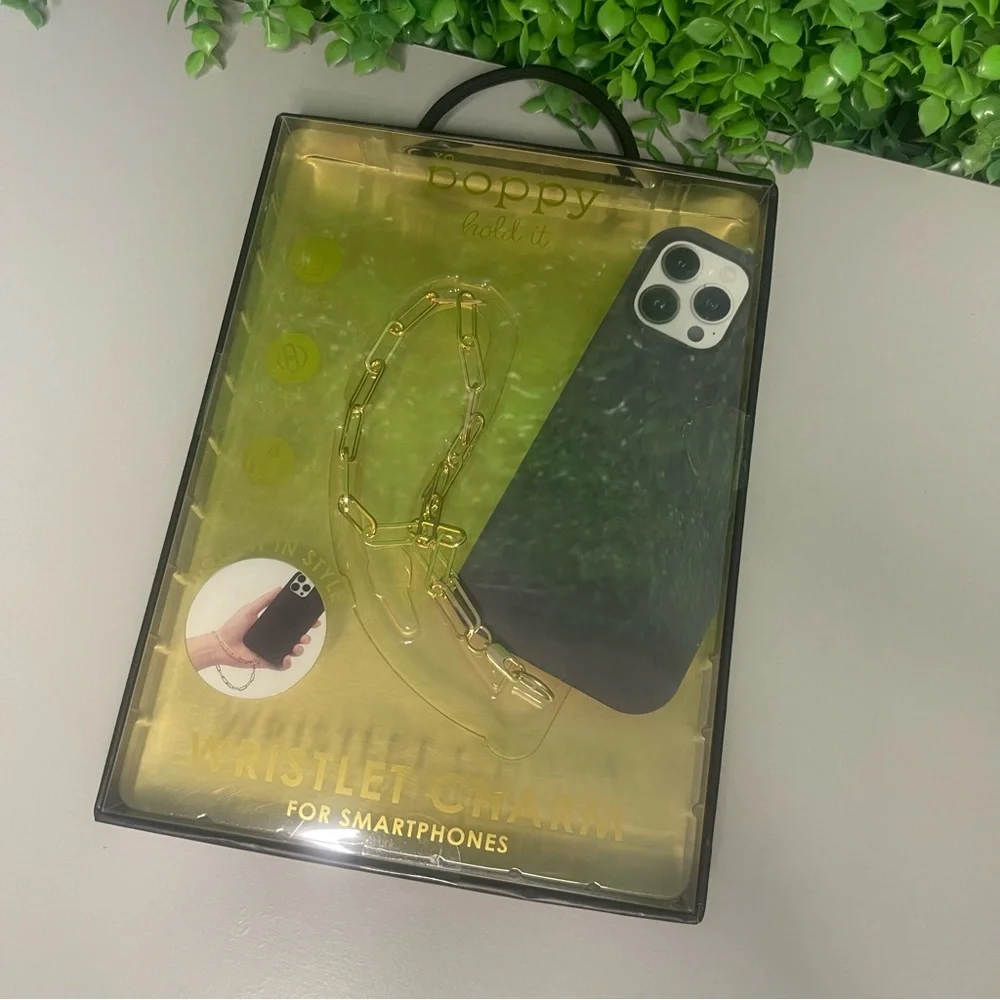 XO BY POPPY Phone Strap Chain Link Wristlet Gold New in Box